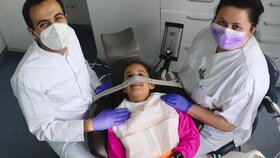 Die Patientin ist bereit für die Lachgassedierung.