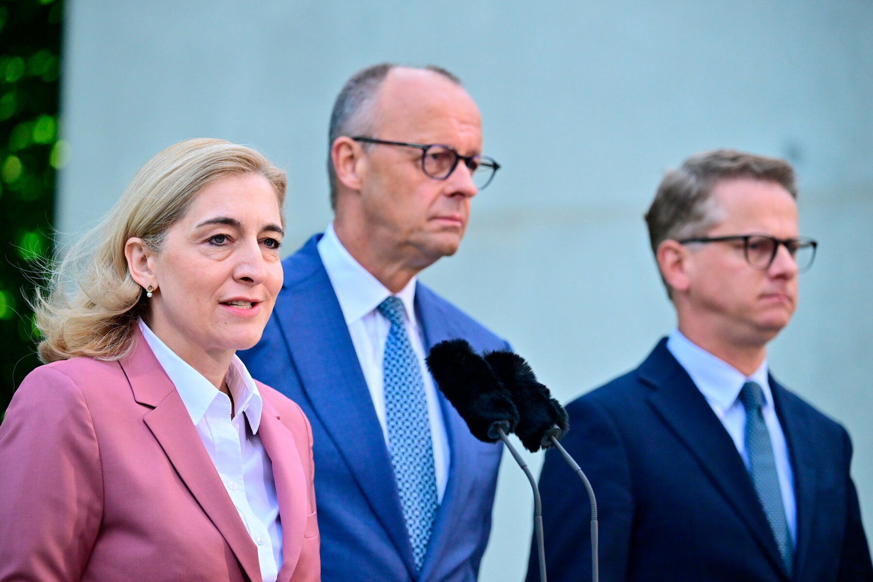 Bundeskanzler Friedrich Merz (M CDU), die bisherige Gesundheitsministerin Nina Warken (CDU), der bisherige CDU-Generalsekretär Carsten Linnemann (r) geben eine Pressekonferenz im Kanzleramt in Berlin zu personellen Veränderungen in Regierung und CDU.