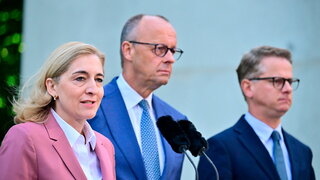 Bundeskanzler Friedrich Merz (M CDU), die bisherige Gesundheitsministerin Nina Warken (CDU), der bisherige CDU-Generalsekretär Carsten Linnemann (r) geben eine Pressekonferenz im Kanzleramt in Berlin zu personellen Veränderungen in Regierung und CDU.