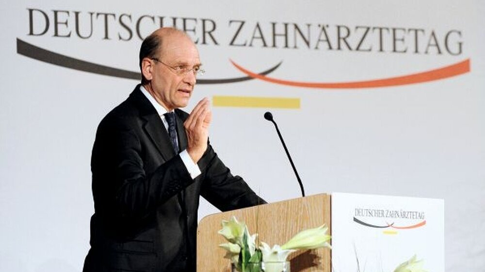 Ohne Chance zur Gegenprüfung konfrontierte er die Delegierten der deutschen Zahnärzteschaft mit dem Referenten-Entwurf einer neuen GOZ: Staatssekretär Dr. Klaus-Theo Schröder.