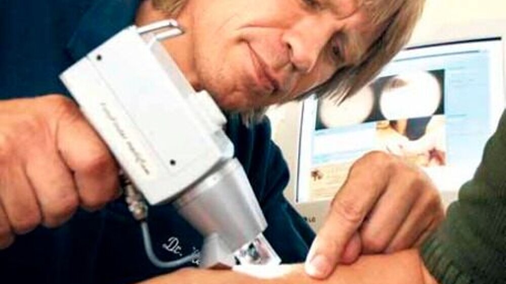 Prävention und eine frühzeitige Diagnose – wie hier zum Beispiel beim Hautscreening – kann bei Krebserkrankungen Leben retten. Doch in den EU-Ländern fehlt es bisher an flächendeckenden Früherkennungsmaßnahmen.