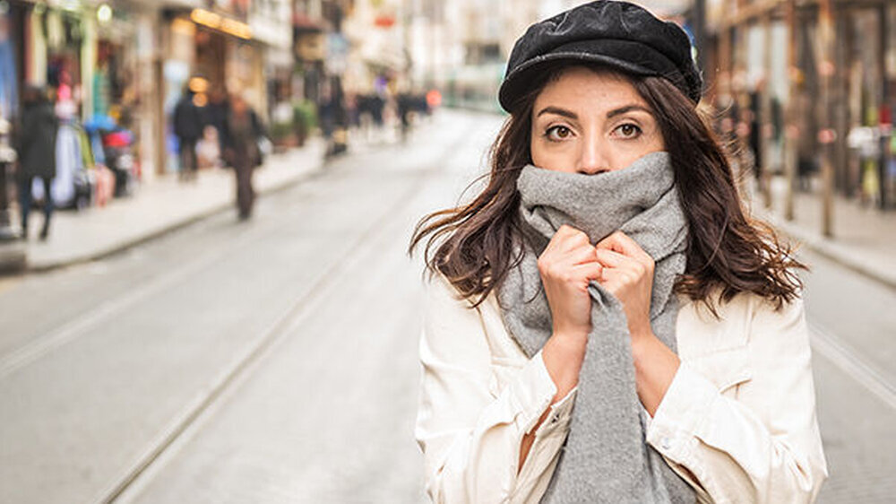 Das richtige Tragen von Masken kann helfen, eine Eindämmung zu erreichen. Das unkorrekte Tragen - zum Teil selbstgebastelter Maken oder Schals - hingegen wecke eine „vermeintliche Sicherheit", warnt die KBV.