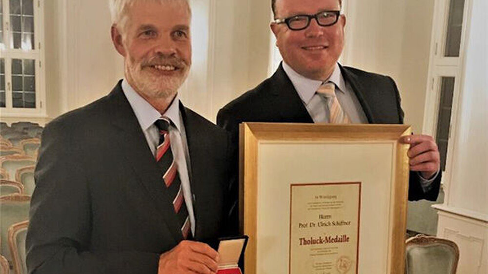 Prof. Ulrich Schiffner erhält die Tholuck-Medaille von VfZ-Geschäftsführer Christian Rath. "Das Zähneputzen muss Teil eines präventiven Gesamtkonzepts sein", sagte der Preisträger.