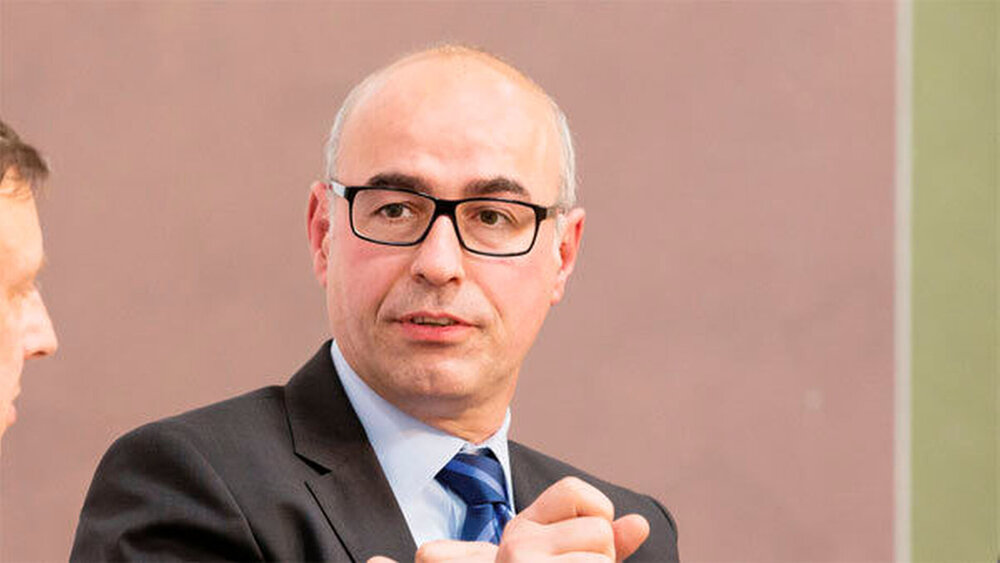 Prof. Achim Wambach, Ph. D., Universität Köln und Präsident des Zentrums für Europäische Wirtschaftsforschung (ZEW) Mannheim, stellte seine Studie vor. Tenor: In Deutschland gibt es Wachstumspotenzial bei den unternehmensbezogenen Dienstleistungen. Senkt man den Regulierungsindex auf den Stand von UK oder den Niederlanden, sind zwei Prozent mehr BIP möglich: „Wir können positive Effekte erzielen durch Änderung der Regulierung.“ |
