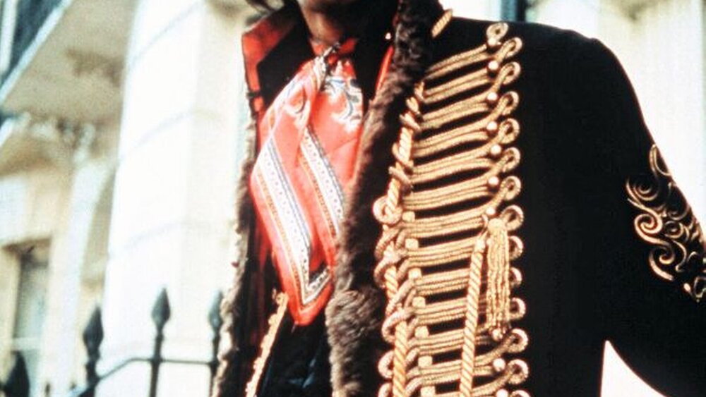 Jimi Hendrix gilt wegen seiner damals innovativen Spielweise als einer der einflussreichsten Rockmusiker. Das Magazin „Rolling Stone“ kürte ihn zum besten Gitarristen aller Zeiten. 1969 trat Hendrix beim Woodstock Festival auf, wo er seine legendäre Version der US-Nationalhymne „The Star-Spangled Banner“ spielte. Im Laufe der Jahre wurde Hendrix’ Drogenkonsum immer exzessiver, zudem litt er unter Depressionen. 1970 erstickte er in einem Londoner Hotelzimmer an seinem eigenen Erbrochenen infolge eines Cocktails aus Alkohol und Schlaftabletten. |