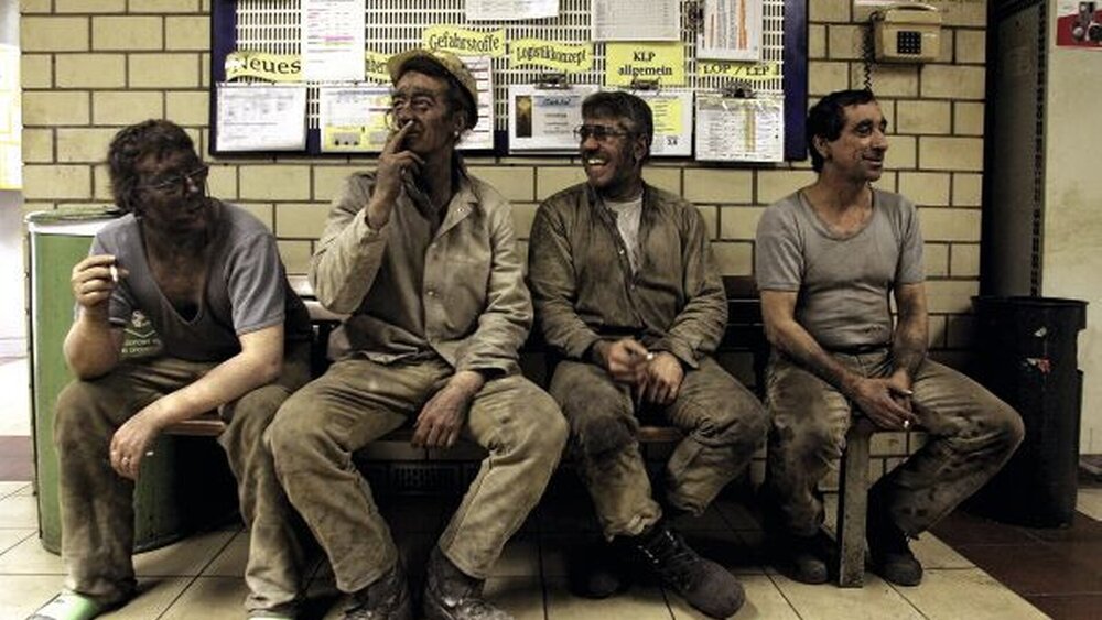 Pause vor der Waschkaue auf Schicht im Bergwerk Ensdorf (Saarland). Bergleute heute nutznießen von einem verbesserten Arbeitsumfeld und von neuen Erkenntnissen in den Bereichen Gesundheitsschutz und Hygiene. |
