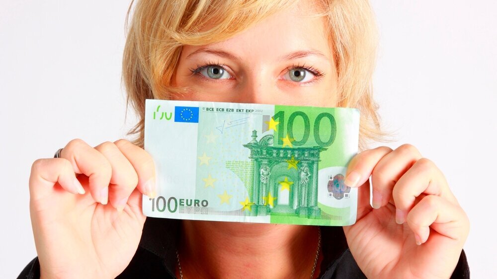 Frau mit 100 Euro-Schein Frau mit 100 Euro-Schein