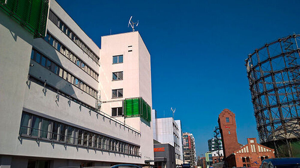 Die weltweit erste tubuläre Anlage im urbanen Raum wurde jetzt in Berlin Schöneberg am Euref-Campus von der Wirtschaftssenatorin Cornelia Yzer offiziell eingeweiht (grüne Fassadenanlage). Dort werden Algen produziert, die später auch in der Zahnpasta