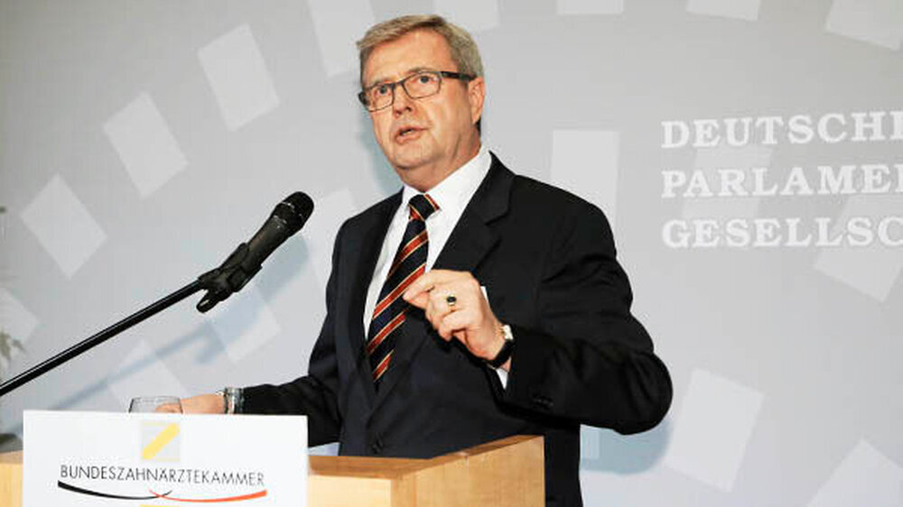 "Nutzen Sie unsere Vorschläge zur Versorgung der Menschen, die ihre Mundgesundheit nicht eigenverantwortlich übernehmen können", appellierte der Vorsitzende der Kassenzahnärztlichen Bundesvereinigung (KZBV) Dr. Wolfgang Eßer mit Blick auf die AuB- un