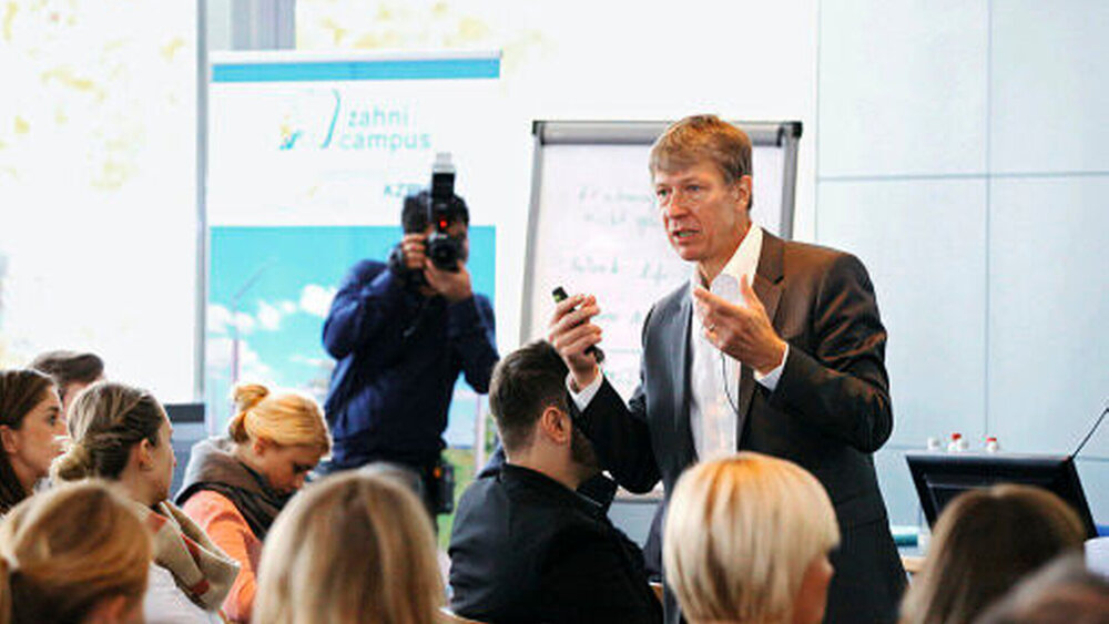 Jetzt schon auf das Berufsleben vorbereiten: BZÄK-Vize Prof. Oesterreich informierte die Studenten über die speziellen Aufgaben der Kammern. Außerdem plädierte er für mehr Engagement in den Standesverbänden. |