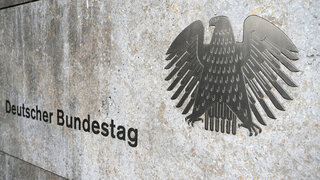 Eingangsschild Deutscher Bundestag