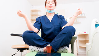 Zahnärztin meditiert