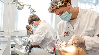 Zahnmedizinstudierende an der MHB.