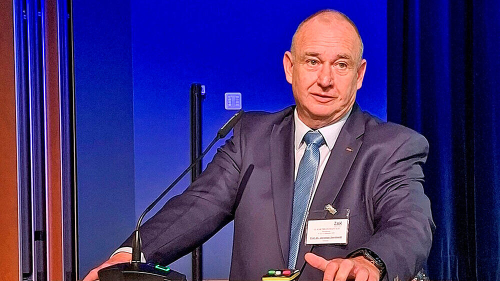 „Wir haben in Wernigerode etwas Neues gewagt und unsere etablierten Fortbildungstage erstmals für eine enge Zusammenarbeit mit DGZMK und APW geöffnet“, sagte Prof. Dr. Christian Gernhardt, Präsident der Zahnärztekammer Sachsen-Anhalt und Vorsitzender der APW. „Das war ein mutiger Schritt, der sich aus meiner Sicht sehr gelohnt hat. Gemeinsam konnten wir die ganze Bandbreite der Zahnmedizin aus Wissenschaft und Praxis abbilden.“