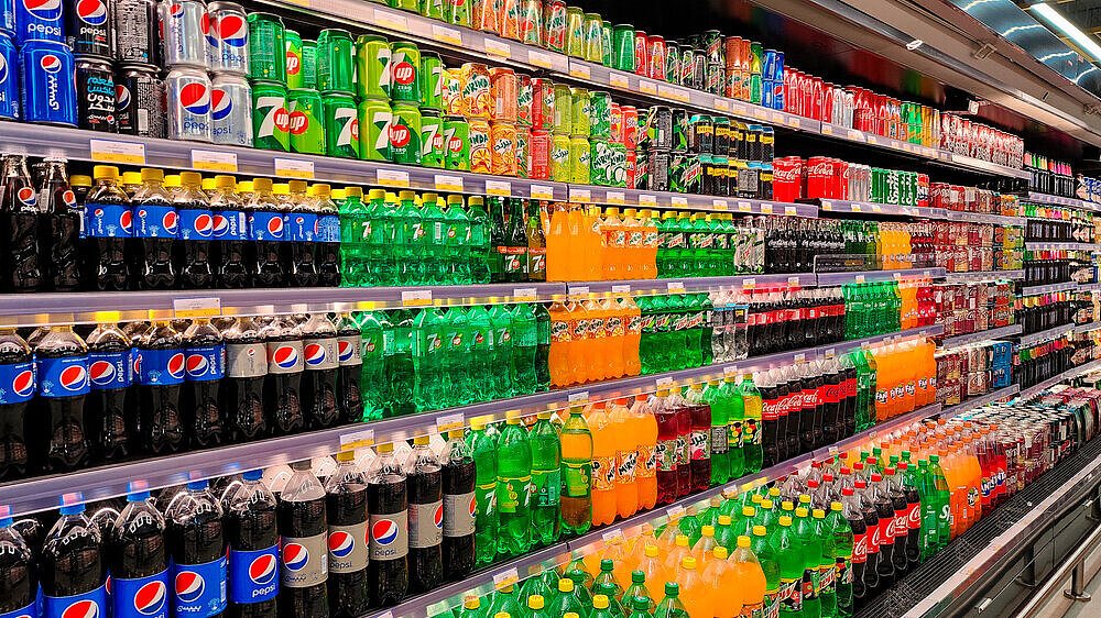 Supermarktregal mit zuckerhaltigen Getränken. Supermarktregal mit zuckerhaltigen Getränken.