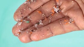 Mikroplastik aus verschmutztem Wasser auf einer Hand