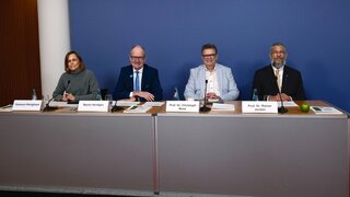 Präsentation der DMS 6 am 17.03.2025 in Berlin (KZBV-Sprecherin Vanessa Hönighaus, KZBV-Vorstandsvorsitzender Martin Hendges, BZÄK-Präsident Prof. Dr. Christoph Benz, IDZ-Direktor Prof. Dr. A. Rainer Jordan, v.l.)