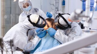 Kind mit Zahnschmerzen in der Zahnarztpraxis