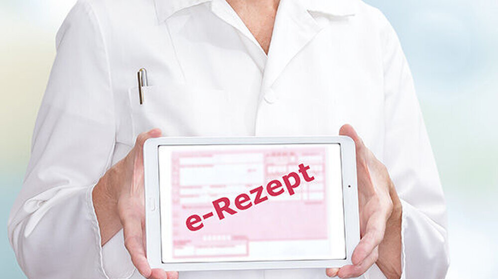 „In Zahnarzt- und Arztpraxen werden täglich 2 Millionen Rezepte ausgestellt. Fehlerhaft übermittelte Rezepte wären in einer besonders kritischen Phase der Pandemie eine absehbare und völlig unnötige Zusatzbelastung für Heilberufe und Apotheken gew