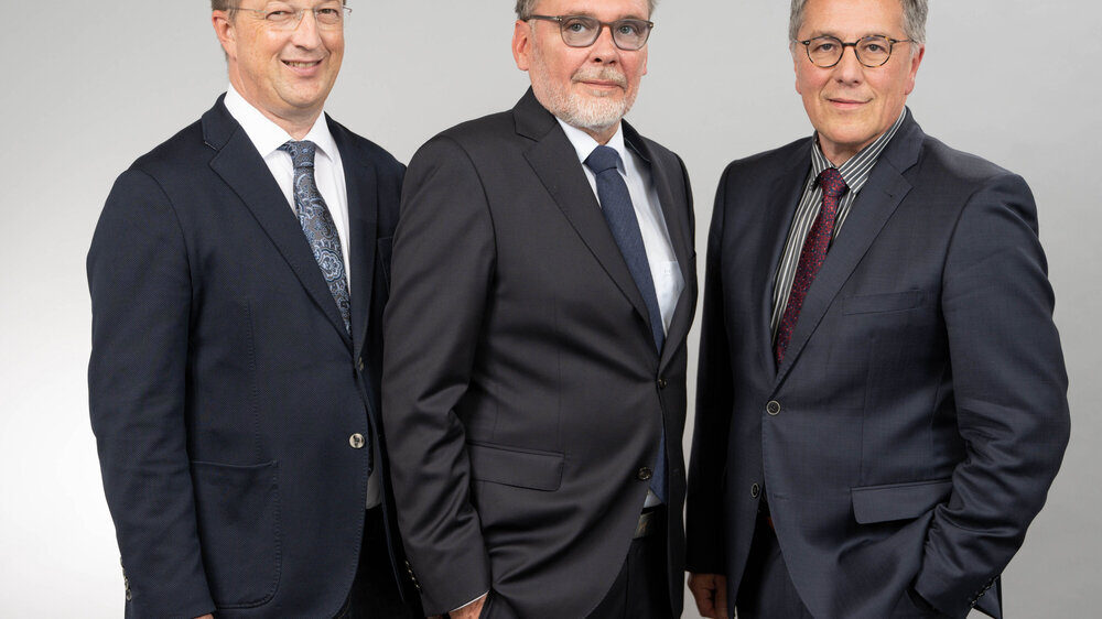 Als Vorsitzender des Vorstandes wurde Dr. Torsten Tomppert (Mitte), Zahnarzt mit eigener Praxis in Esslingen und amtierender Präsident der Landeszahnärztekammer Baden-Württemberg, gewählt.\r\nDen neuen Vorstand komplettieren Dr. Peter Riedel (l.), nie