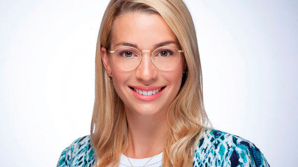 Dr. med. dent. Nora Joos stammt aus einer Berliner Zahnarztfamilie: Bereits ihr Großvater hatte eine eigene Zahnarztpraxis, auch ihre ältere Schwester ist Zahnärztin. Seit 2018 arbeitet Joos als angestellte Zahnärztin in der Praxis ihres Vaters, die s