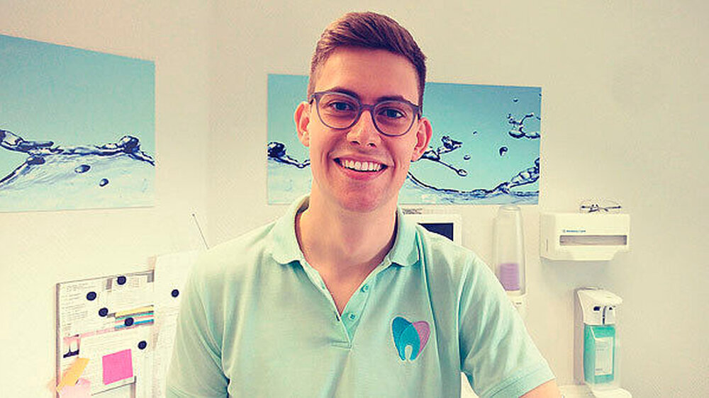 Mittlerweile ist Maximilian Gottstein aus Leinefelde in Thüringen 24 Jahre alt und arbeitet in der Praxis seines Vaters mit. Mittlerweile ist Maximilian Gottstein aus Leinefelde in Thüringen 24 Jahre alt und arbeitet in der Praxis seines Vaters mit.