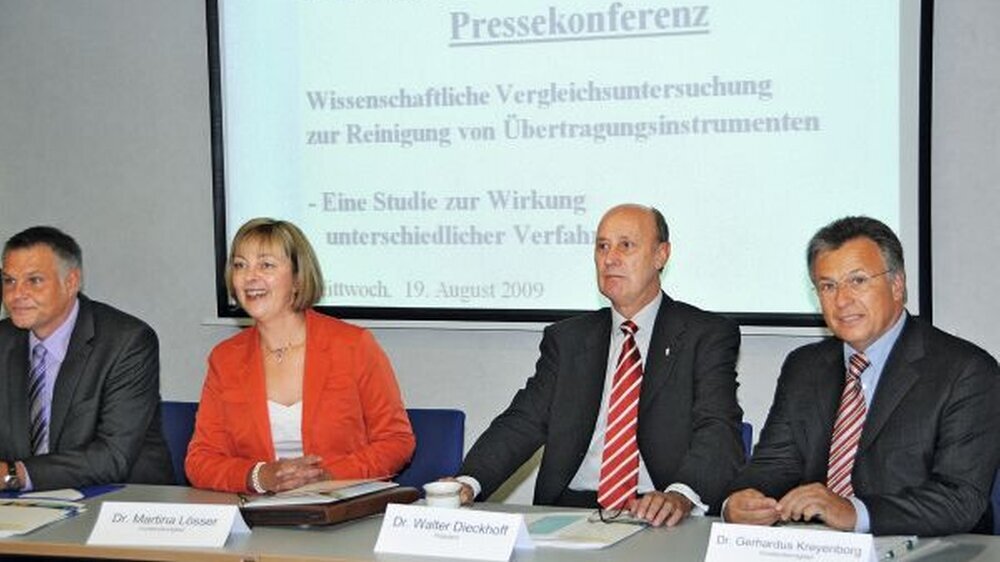 v.l.n.r.: Dr. Frank Wille, wissenschaftlicher Leiter der Studie der Firma Hybeta, Dr. Martina Lösser, Vorstandsmitglied und Pressesprecherin der ZÄKWL, Kammerpräsident-WL Dr. Walter Dieckhoff und Dr. Gerhardus Kreyenborg, der die Studie im Vorstand-WL