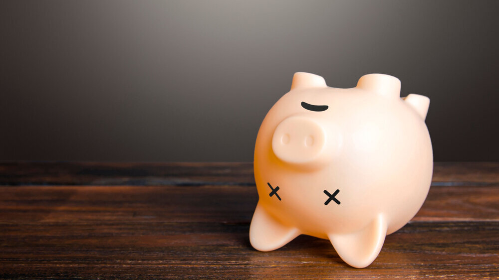 Ende Finanzierung - Sparschwein auf dem Rücken Ende Finanzierung - Sparschwein auf dem Rücken
