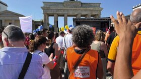 Eindruck von der vmf-Demo auf dem Pariser Platz am 8. September 2023 mit Blick auf das Brandenburger Tor.
