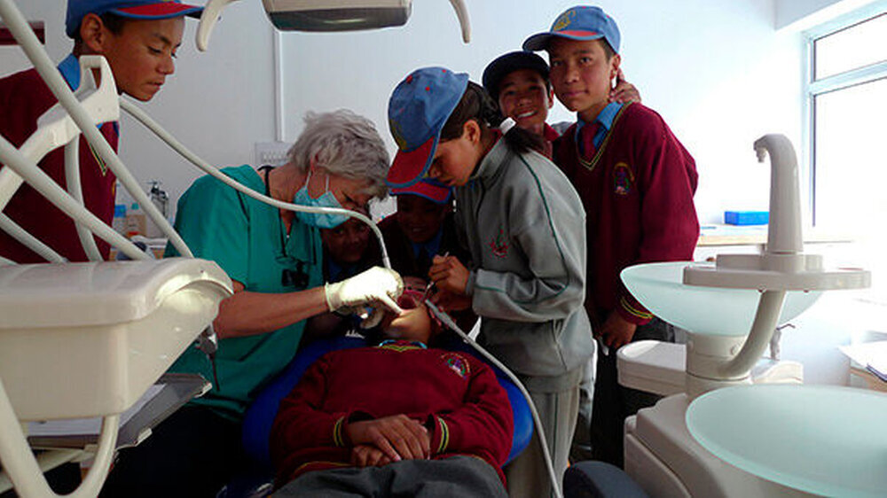 "dental clinic" in der „lotsava school“ in Timosgang.