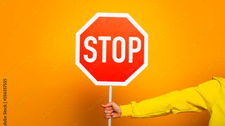 Hand hält Stoppschild