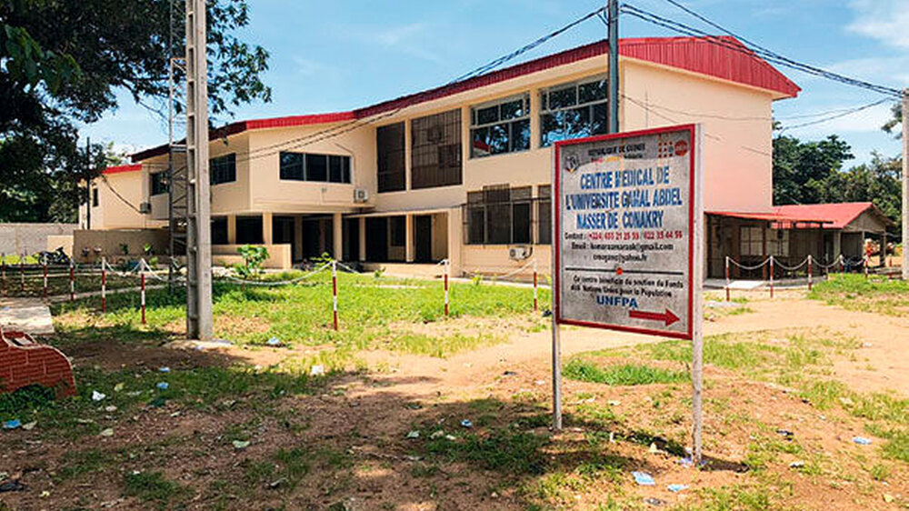 Das Gebäude der Zahnklinik – es steht zwischen Ruinen auf dem Gelände der Universität von Conakry.