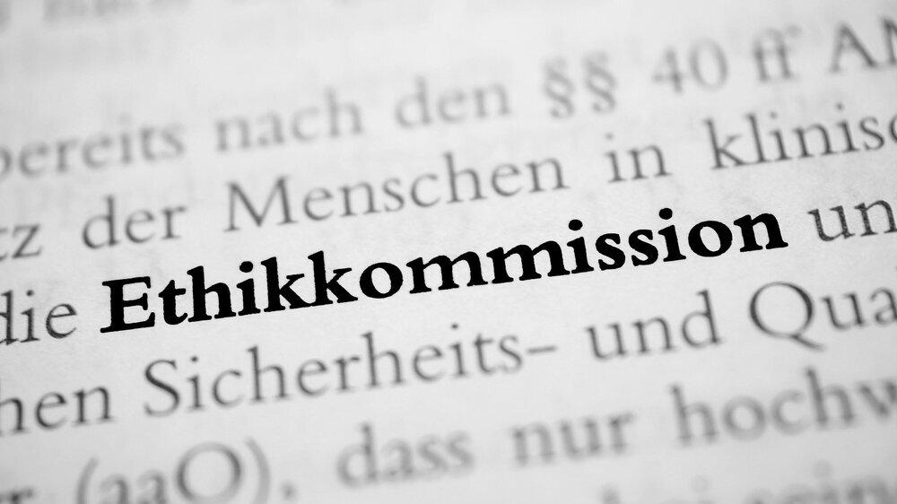 Symbolbild Ethikkommission Das Wort "Ethikkommission" in einem Gesetzbuch.