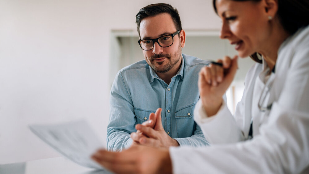 Ärztin und Patient im Gespräch