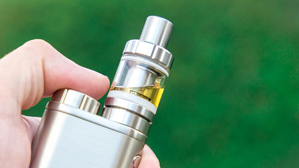 E-Zigaretten kommen statt Tabak mit Aromen, den E-Liquids, aus. Zieht der Raucher am Mundstück, erwärmt der Verdampfer die Flüssigkeit – es entsteht Wasserdampf und eine Tabakverbrennung wird simuliert. Das Liquid verdampft aufgrund der Erhitzung und