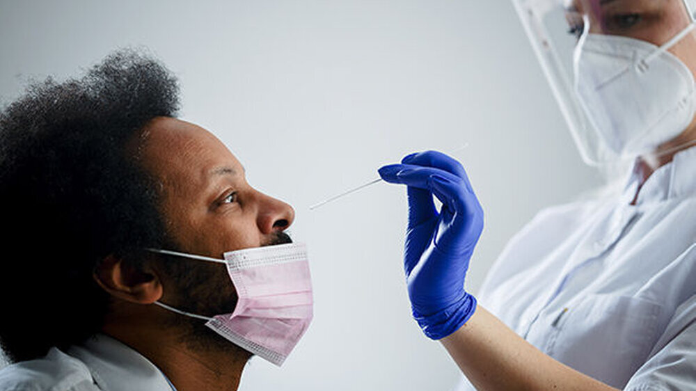 Die Berechnungen der südafrikanischen Forschenden beruhen auf 35.670 vermuteten Reinfektionen bei 2.796.982 Personen mit laborbestätigtem SARS-CoV-2, die mindestens 90 Tage zuvor ein positives Testergebnis hatten.