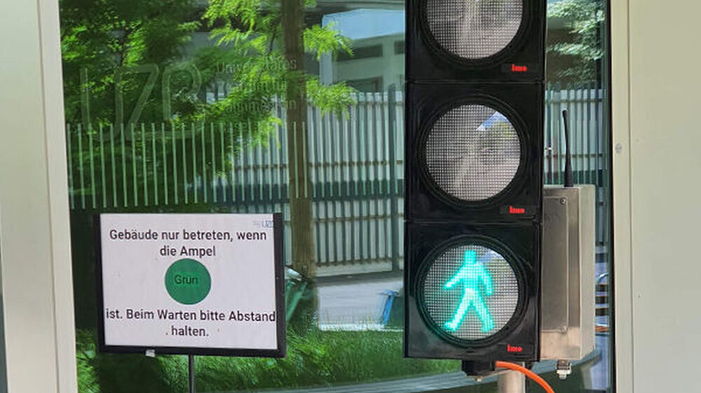 Zur Zugangsregulierung wurde vor dem UZB eine Ampel aufgebaut. Sobald sich zu viele Personen im Empfangsbereich aufhalten, wird diese auf Rot geschaltet, damit die Abstandsregeln eingehalten werden können.