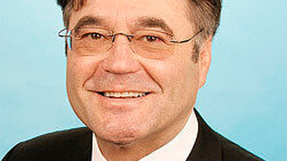 Univ.-Prof. Dr. Dr. Franz-Xaver Reichl - Studium der Mikrobiologie 1975 bis 1980 an der TU München, 1980 Diplom, 1983 Promotion, 1983 bis 85 Studium der Humanmedizin in München, 1994 Habilitation (Fach Pharmakologie/Toxikologie mit dem Thema Amalgam). 2000 apl. Professor in München, 2002 Berufung zum C3 Univ.-Professor an der Poliklinik für Zahnerhaltung u. PA, dort Leiter der Abteilung Dental-Toxikologie. Seit 2012 Leiter des Internationalen Beratungszentrums für die Verträglichkeit von Zahnmaterialien (BZVZ). Hauptarbeitsgebiete: Verträglichkeit von Zahnmaterialien; In-vitro- und In-vivo-Untersuchungen zum Einfluss toxischer Substanzen (Zahnmetalle, Zahnkunststoffe, Nanopartikel, Fluoride) in menschlichen und tierischen Zellen. |