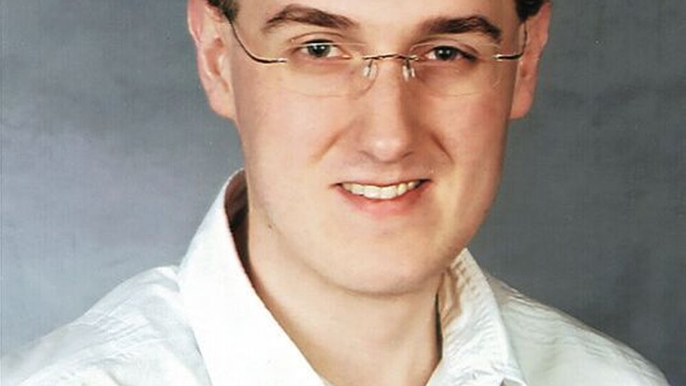 Dr. med. dent. Stefan Heßling, MOM 2006 Approbation, 2007 Promotion, 2008 Anerkennung des Tätigkeitsschwerpunkts Restaurative Zahnheilkunde, 2008 Anerkennung des Tätigkeitsschwerpunkts Funktionsdiagnostik und -therapie, 2009 Anerkennung des Tätigkeitsschwerpunkts Parodontologie, 2009 Anerkennung des Prüfarzttitels zur Durchführung klinischer, wissenschaftlicher Studien (Klinik/Praxis), 2011 Master of Oral Medicine in Implantologie |