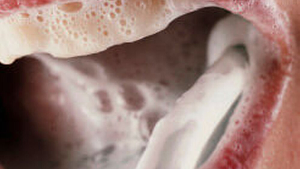 Die Tenside in der Zahnpasta sorgen für den schäumenden Effekt beim Putzen. |