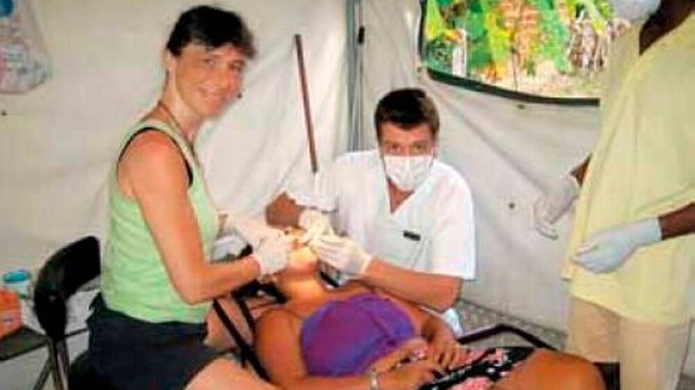 Zahnärzte Dr. Angelika Abend und Jan Bensch – auch in Brasilien fleißig bei der Arbeit.