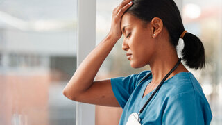 Ärztin Präsentismus Stress Belastung Kopfschmerzen Krank