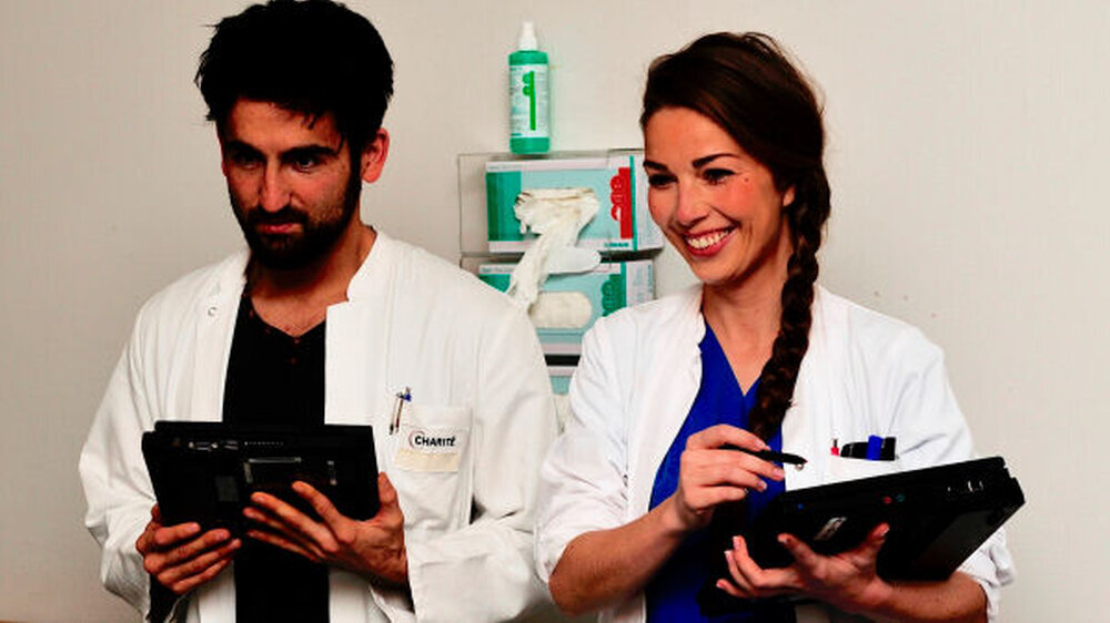 Wenn angehende Ärzte crossmedial mit dem Tablet lernen, schneiden sie besser im Examen ab.