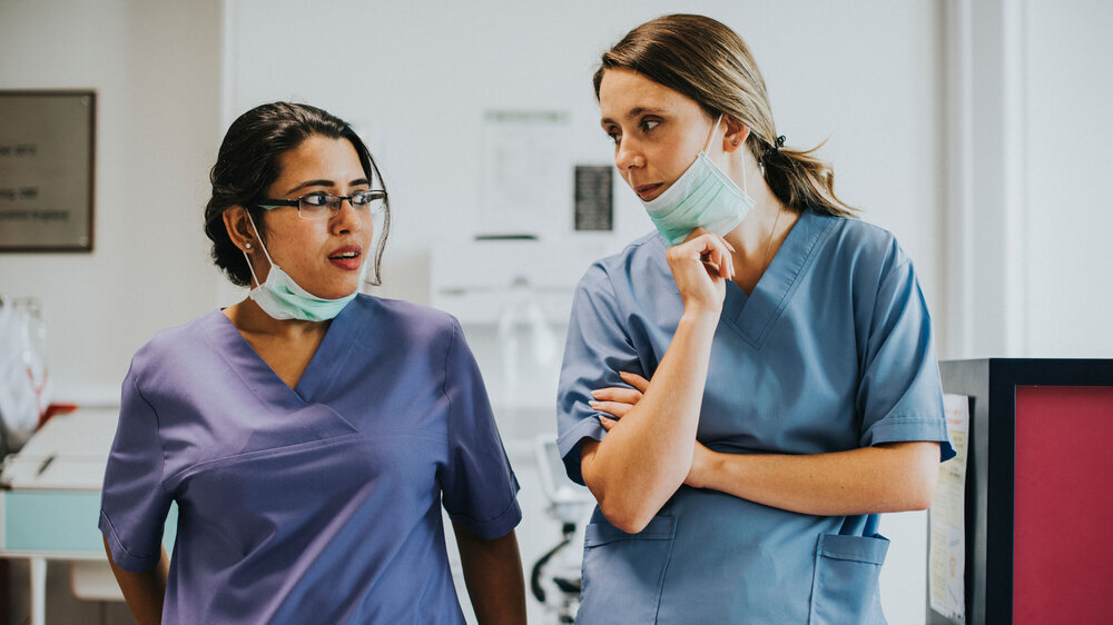 Nurses having a conversation in the ICU Krankenschwester in der Notaufnahme im Gespräch