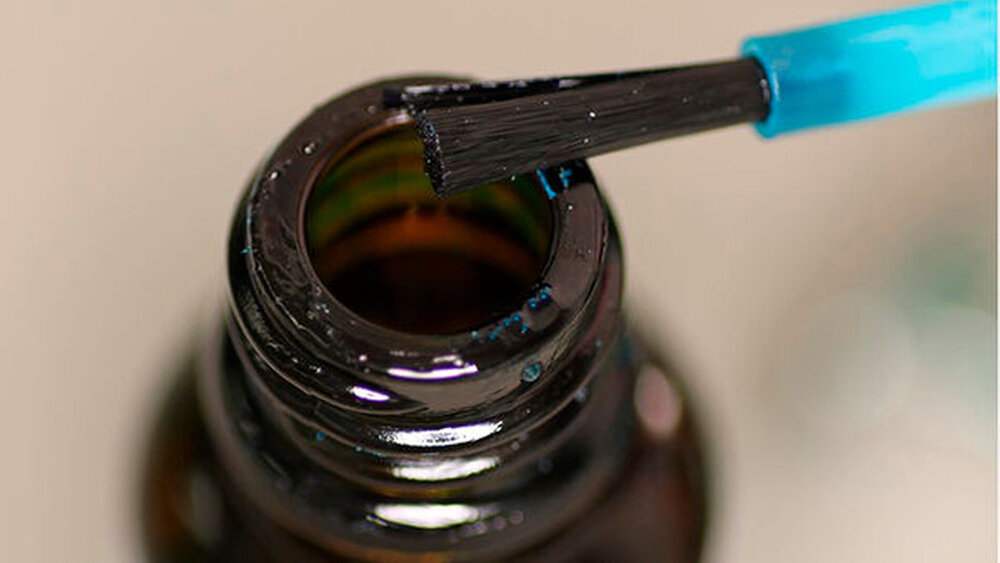 Abbildung 3: Problematisch ist, dass der Applikationspinsel der Abformhaftvermittlerflasche fest im Deckel installiert ist. Zur Vermeidung möglicher Kontaminationen sollten Einwegpinsel verwendet werden. |