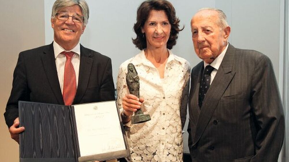 Überreichten der Journalistin Antonia Rados den Preis. Dr. Michael Rumpf, Präsident der Landeszahnärztekammer Rheinland-Pfalz (l.), und der Journalist und Publizist Peter Scholl-Latour.