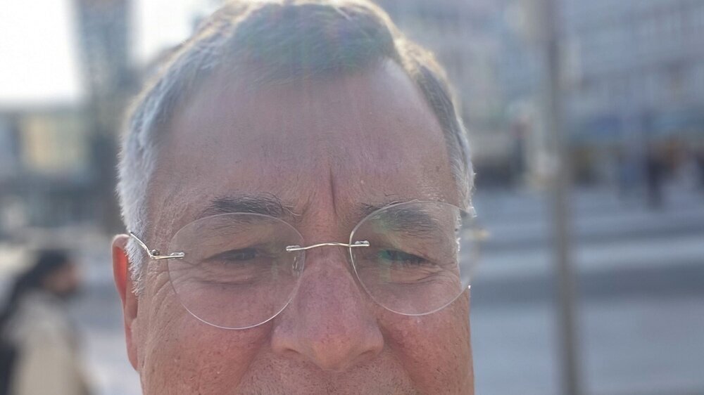 Auch mit 65 Jahren denkt Dr. Christian Oles noch nicht daran, seine Praxis oder die Arbeit in drei ostwestfälischen JVAs aufzugeben.