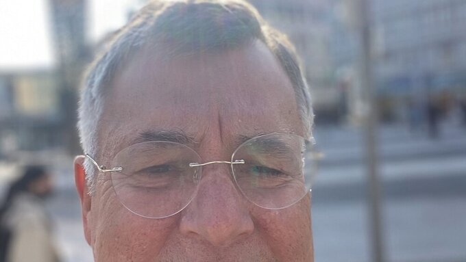 Auch mit 65 Jahren denkt Dr. Christian Oles noch nicht daran, seine Praxis oder die Arbeit in drei ostwestfälischen JVAs aufzugeben.