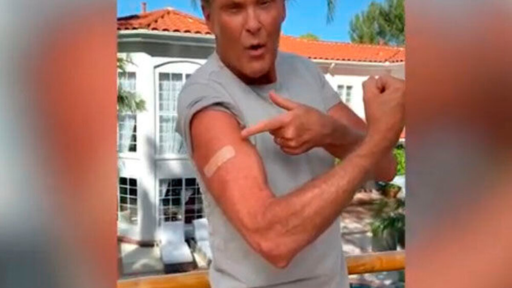 Für die Kampagne der Bundesregierung krempelte selbst David Hasselhoff die Ärmel hoch. Die FDP sieht trotzdem Grund zur Kritik: Die bisherige Impfstrategie und -kampagne lasse Stringenz und Fingerspitzengefühl vermissen, so der Vorwurf.