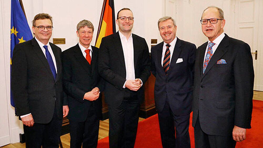 Die BZÄK-Vizepräsidenten Prof. Christoph Benz und Prof. Dietmar Oesterreich mit Jens Spahn (CDU), KZBV-Chef Dr. Wolfgang Eßer und BZÄK-Präsident Dr. Peter Engel.